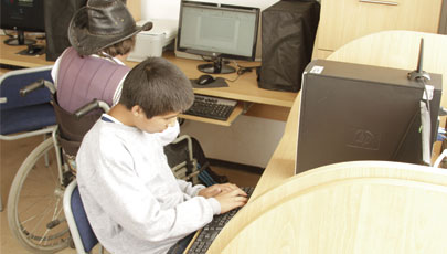 Lenin Quiguango padece discapacidad visual y es una de las personas beneficiadas con las capacitacionen Tecnologías de la Información y Comunicación (TIC)