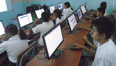 Estudiantes utilizan las herramientas del laboratorio de cómputo entregadas por el Ministerio de Telecomunicaciones y de la Sociedad de la Información