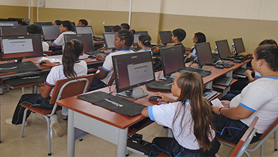 Los modernos equipos entregados cuentan con dos lápices ópticos, proyector, pizarra acrílica, reguladores, 20 computadoras, entre otros materiales