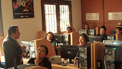 Las personas, gracias a los Infocentros, acceden a servicios gratuitos de Internet y de computación