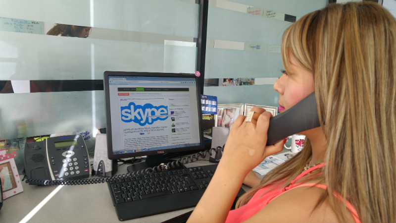 Puedes usar llamadas convencionales o aplicaciones de internet para comunicarte.