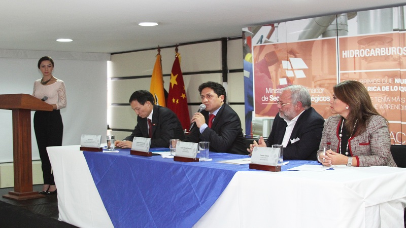 El Estado ecuatoriano y las empresas China National Petroleum Corporation (CNPC) y China Petrochemical Corporation (SINOPEC), que son parte del consorcio Andes Petroleum, suscribieron dos contratos de exploración y explotación.