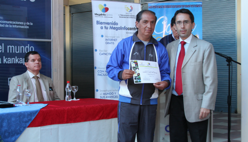 Viceministro Gustavo Sánchez entrega certificados a beneficiarios.