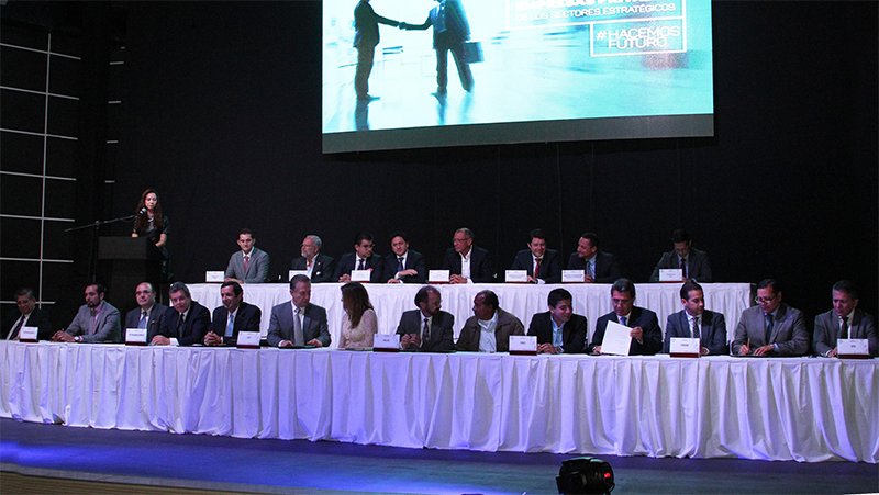 Vicepresidente Glas, Ministros de los Sectores Estratégicos y Gerentes de las Empresas Públicas firmaron convenios con empresarios privados.