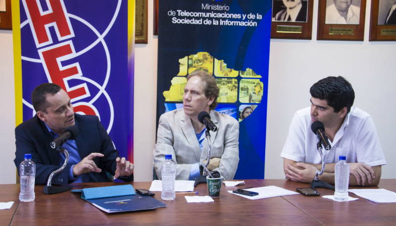 Ministro Espín (izquierda) responde a preguntas de periodistas.