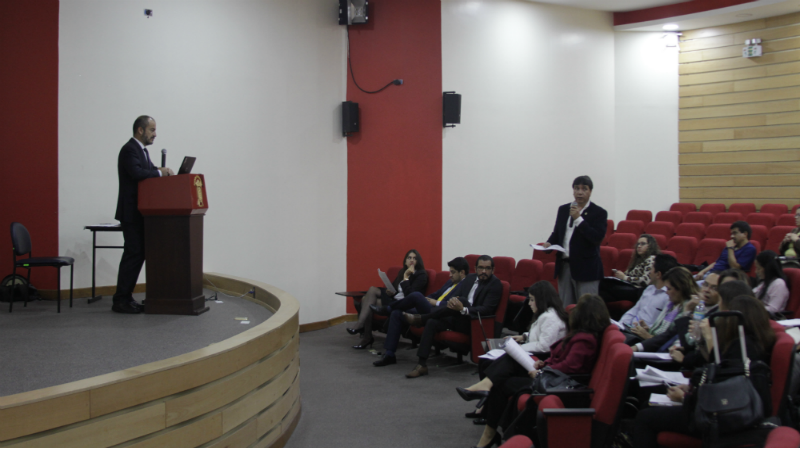 Dr. Juan Francisco Palacios (Consultor) dialoga con representantes de las empresas privadas postales sobre el Reglamento a la Ley General de Servicios Postales.