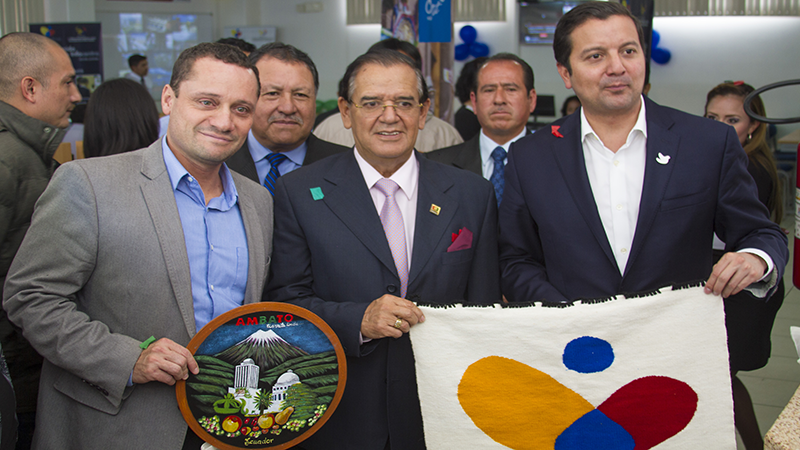 (De izquierda a derecha) Ministro de Telecomunicaciones de Ecuador, Ing. Augusto Espín; Alcalde de Ambato, Mgs. Luis Amoroso; y el Ministro de TIC de Colombia, Dr. David Luna.