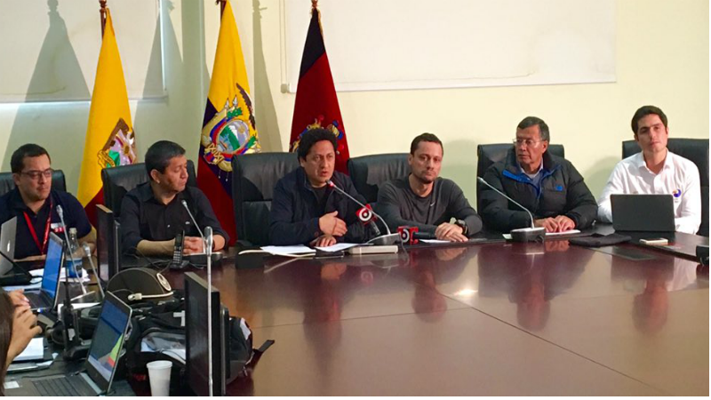 Ministro Coordinador de los Sectores Estratégicos, Dr. Rafael Poveda, en rueda de prensa junto a otros Secretarios de Estado del sector.