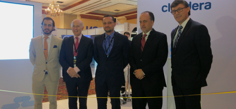 Ministro de Telecomunicaciones (centro) junto a ejecutivos de Computer World en la inauguración de la ExpoTIC 2016