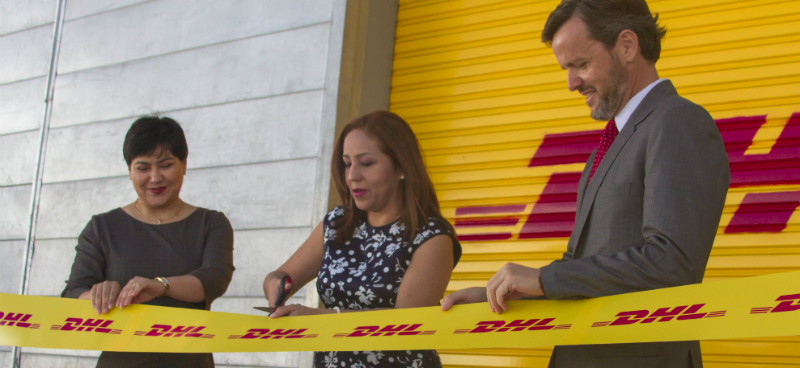 A la izquerda la Viceministra de TIC, Ing. Alexandra Álava, durante la inauguración del nuevo galpón de operaciones de DHL Express Ecuador.