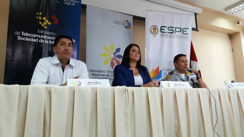 Autoridades del Ministerio de Telecomunicaciones, la Secretaria Técnica del Sistema Nacional de Cualificaciones y Capacitación Profesional, y la Universidad de las Fuerzas Armadas en rueda de prensa conjunta.