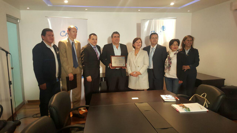 En el centro el gerente general de CNT, Enrique Arosemena Robles, recibe el premio por parte de Bárbara Hess, representante de la GIZ en Ecuador
