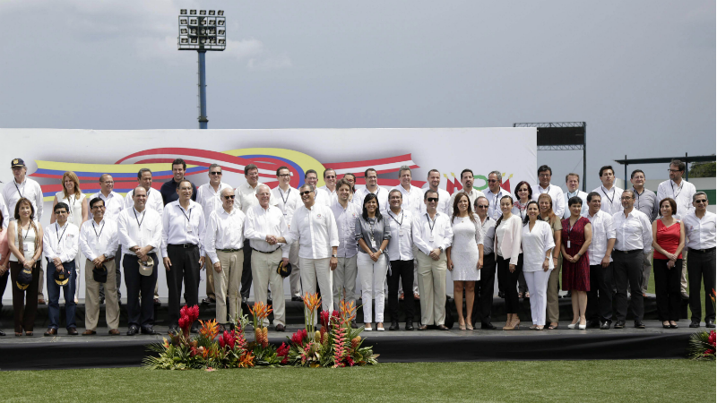 Presidentes de Ecuador y Perú junto a sus Ministros de Estado