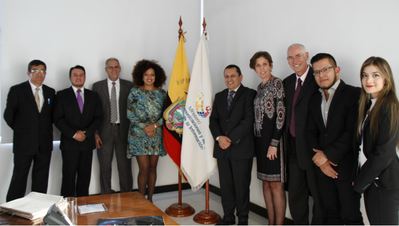 Representantes de la Unión Postal Universal junto a autoridades del MINTEL