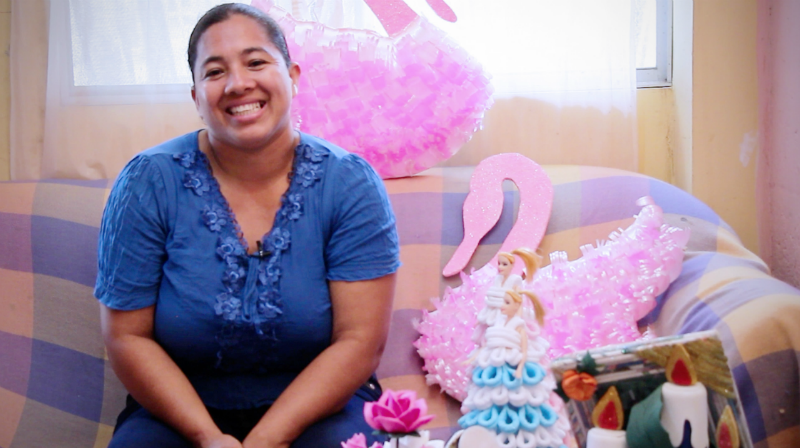 Johana Rojas de 35 años y madre de dos niñas es una mujer emprendedora que aprendió a usar las TIC en el Infocentro “Mariscal Sucre”