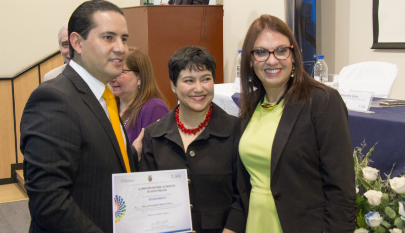 En la imagen la Ministra de Telecomuncaciones, Ing. Alexandra Álava (centro), junto a la Directora de la DINARDAP, Ab. Nuria Butiñá, y uno de los nuevos Registradores posecionados.