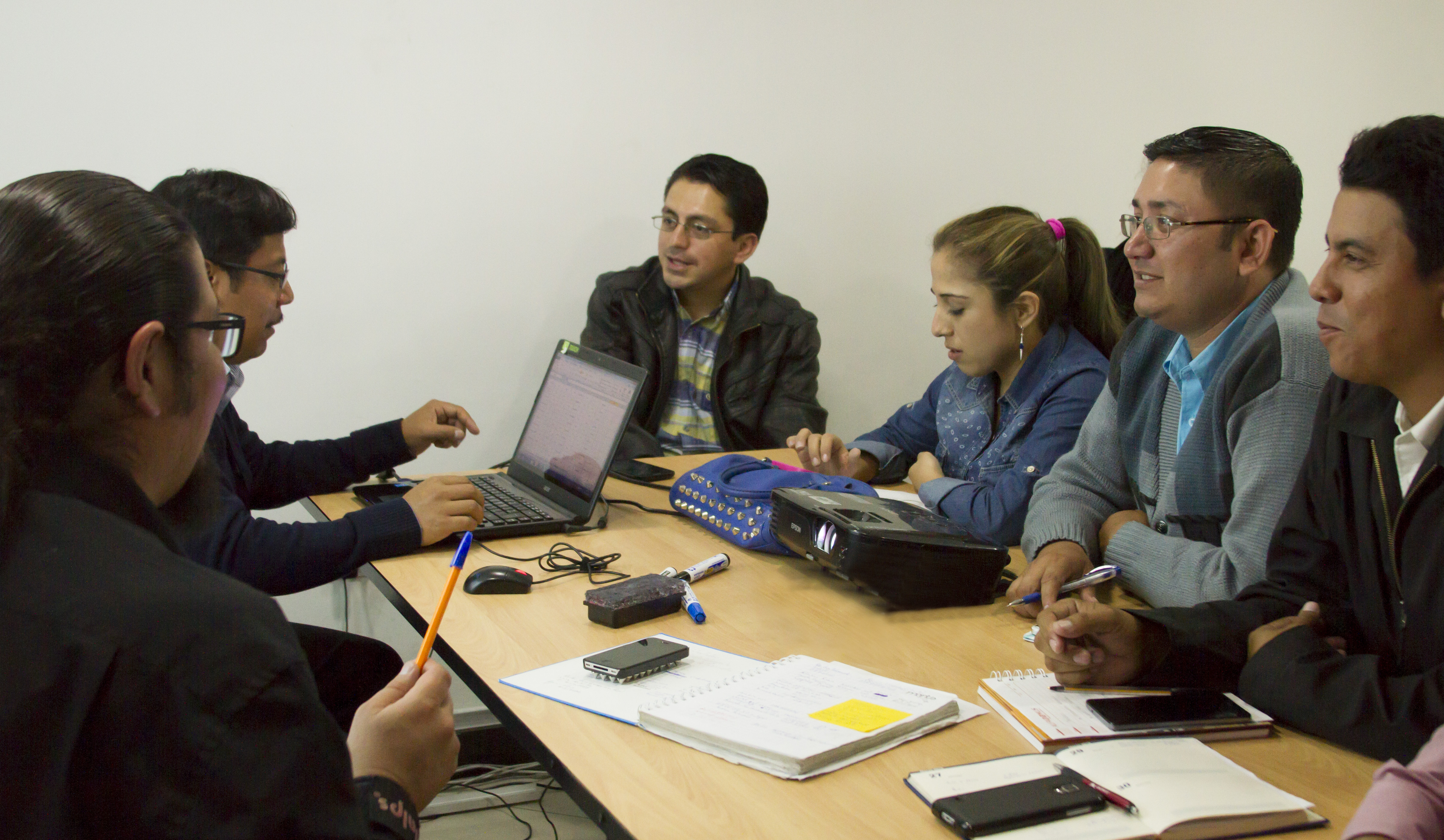 Mesa de trabajo conjunto entre los Gestores Sociales y funcionario del MINTEL