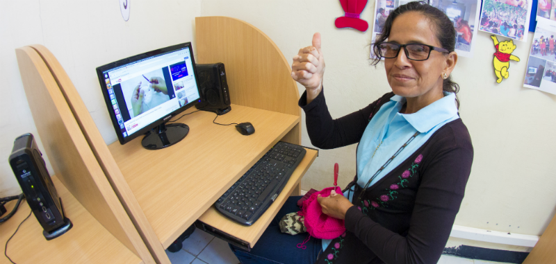 Enriqueta Torres es una mujer de 44 años, quien compagina sus actividades del hogar con los cursos impartidos en el Infocentro La Victoria, Salitre, Guayas.