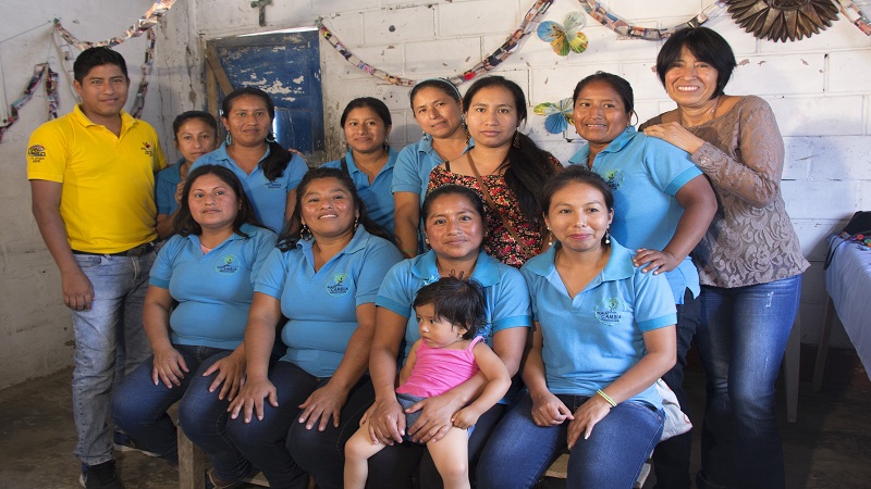 Taller “Mujeres Cambia”, un proyecto de artesanías elaboradas con papel reciclado.