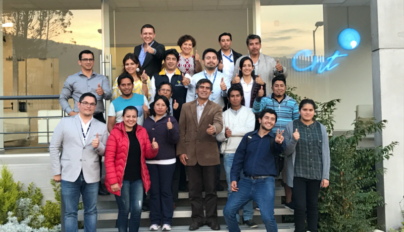 Ciudadanos de Conocoto (Quito) en la entrada principal al Data Center de la CNT.