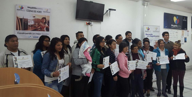 Usuarios del MegaInfocentro Colinas del Norte, ubicado en Quito, recibieron certificados de capacitación.