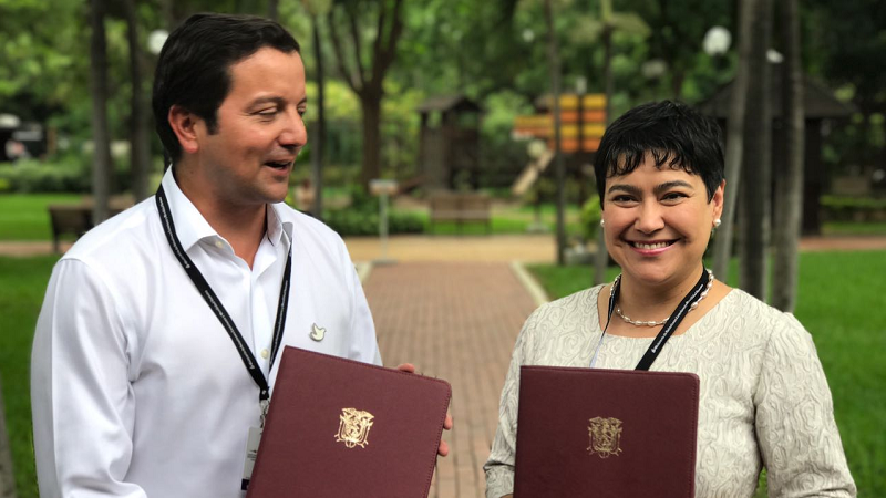 La Ministra de Telecomunicaciones y de la Sociedad de la Información de Ecuador, Ing. Alexandra Álava, junto al Ministro de Tecnologías de la Información y las Comunicaciones de Colombia, Abg. David Luna.