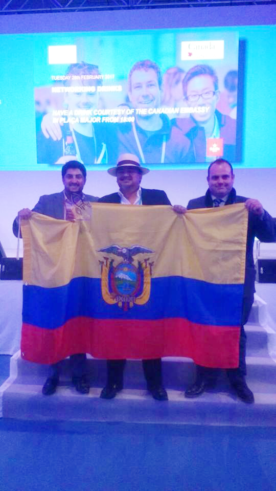 El Viceministro de Tecnologías de la Información y Comunicación (izquierda), Ing. Adrián Ibarra, junto al CEO de GoRaymi,Diego López (centro), en la premiación del I TOF_Global Race