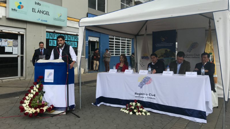 El Viceministro Adrian Ibarra durante sus palabras inaugurales en el cantón El Ángel.