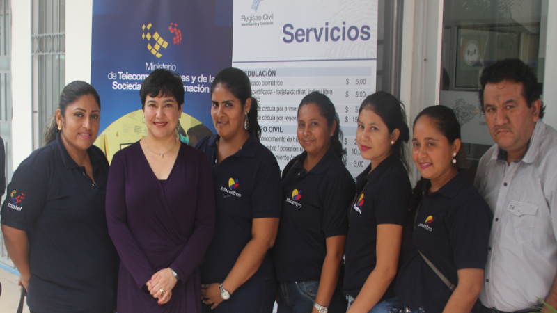 La Ministra Alexandra Álava junto a Facilitadores de la provinicia de El Oro