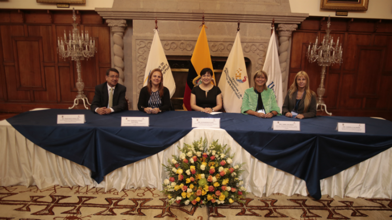 En el centro la Ministra de Telecomunicaciones y de la Sociedad de la Información, Ing. Alexandra Álava, junto a autoridades del sector postal nacionales y extranjeras.