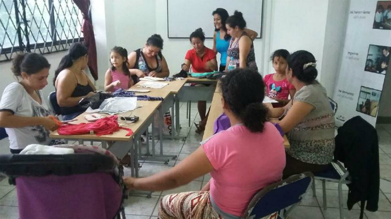 Usuarias del Infocentro Luz de América, Santo Domingo de los Tsáchilas.