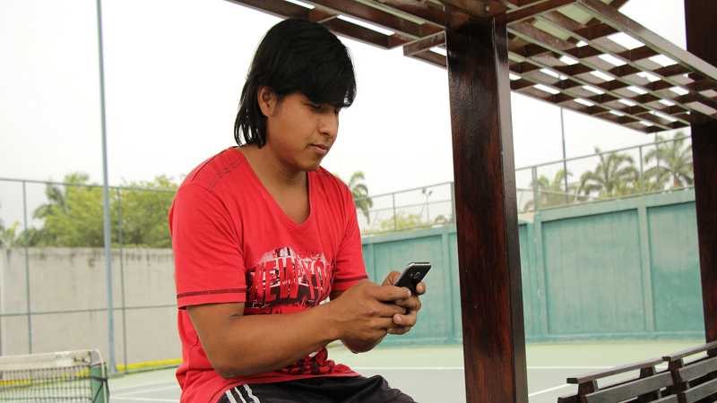 Joven con celular