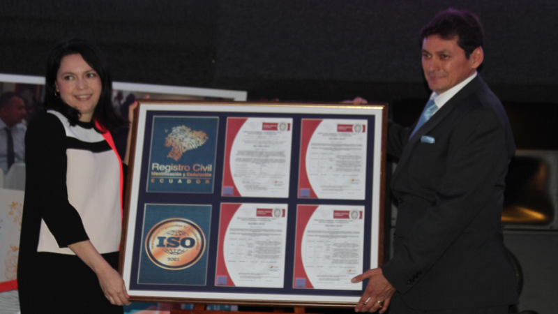 Ing. Troya recibe reconocimiento certificación ISO