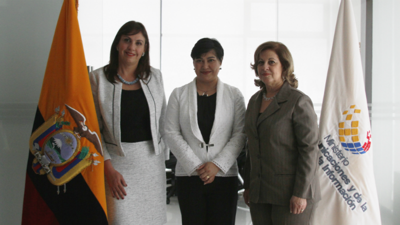La Ministra de Telecomunicaciones, Ing. Alexandra Álava (centro), junto a la Ministra de Justicia de Cuba, Sra. María Esther Reus (derecha), y la Directora de la DINARDAP, Ab. Nuria Butiñá.