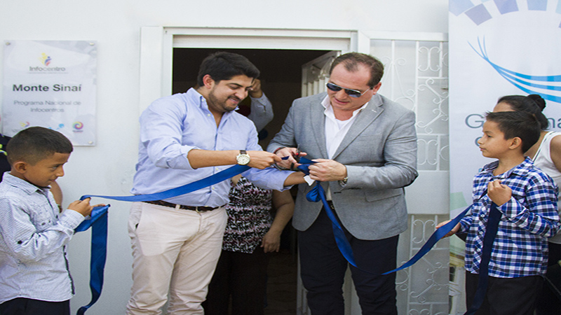 A la izquierda el Viceministro de TIC, Ing. Adrian Ibarra, junto al Gobernador del Guayas, Ing. Luis Monge, en el corte de cinta inaugural.
