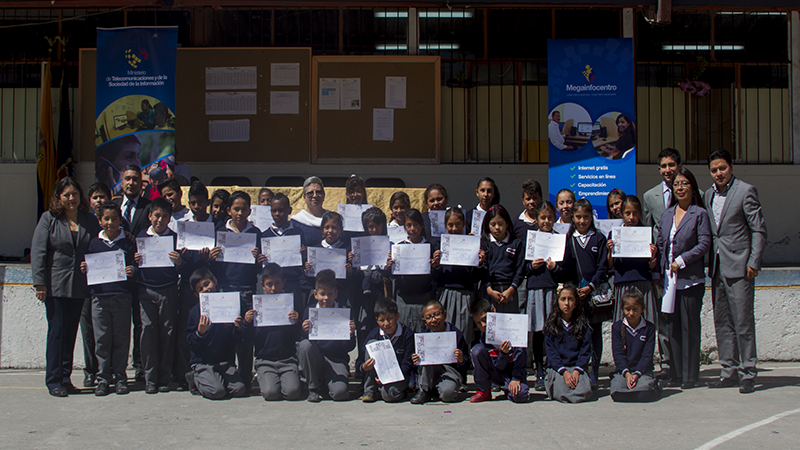 207 estudiantes del norte de Quito recibieron certificados de capacitación en TIC