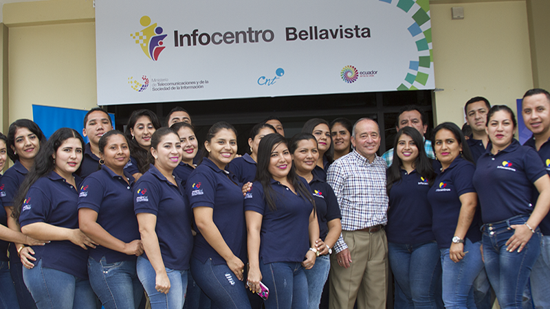 Ministro junto a los facilitadores del Infocentro Bellavista
