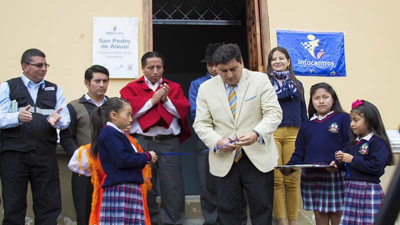 Corte de citan por el Gerente del Proyecto Infocentros Comunitarios, Mgs. Ernesto Cisneros.