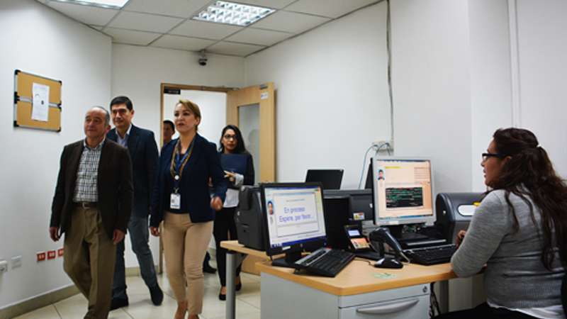 Ministro Guillermo León recorre la matriz del Registro Civil