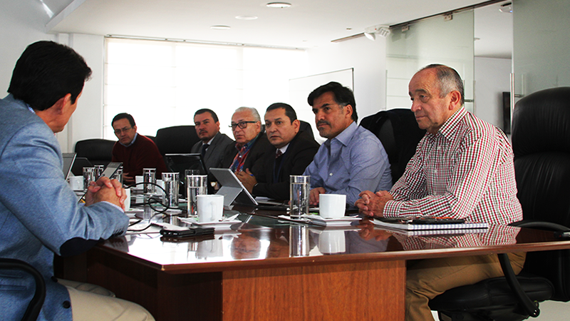Las autoridades del MINTEL y el Registro Civil durante la reunión de trabajo