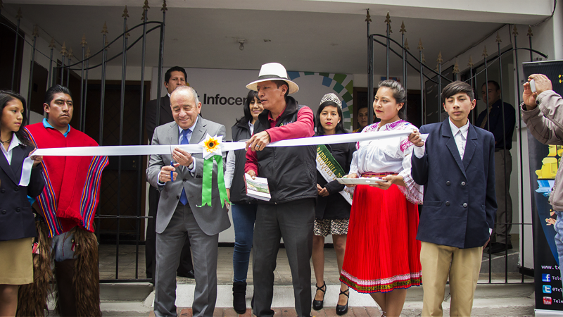 Ministro León en inauguración de Infocentro Lloa