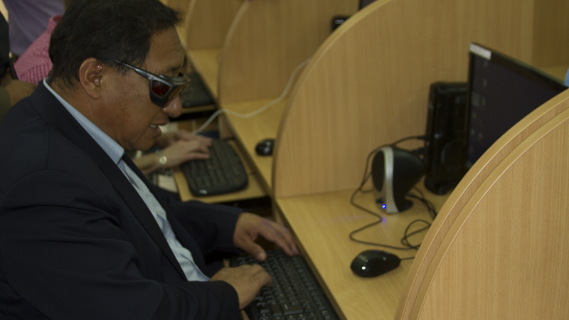 Persona con discapacidad visual utilizando el computador.