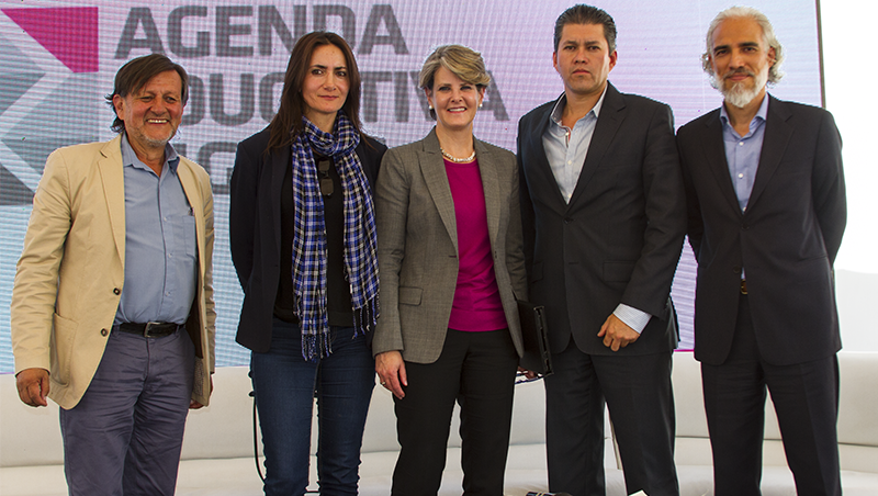 De izq a der, el Viceministro de Educación, Álvaro Sáenz; la Directora Ejecutiva de Fundación Telefónica, María Augusta Proaño; la Rectora del Colegio Americano, Gabriela Bustamante; el Subsecretario de Inclusión Digital, del MINTEL, Ing. Álvaro Layedra y el Moderador del panel