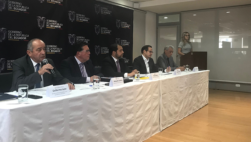 Ministro de Telecomunicaciones y de la Sociedad de la Información, Ing. Guillermo León, durante el conversatorio con medios.