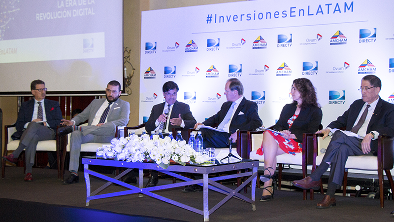 Ministro (s), Ing. Jácome (centro), participó del panel de análisis acerca de las 7 recomendaciones de politica pública para atraer inversiones a Latinoamérica.