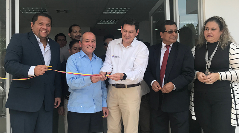 Ministro de Telecomunicaciones y de la Sociedad de la Información, Ing. Guillermo León y el Director del Registro Civil, Ing. Jorge Troya, acompañados de autoridades locales, inauguraron, oficialmente, las nuevas agencias del Registro Civil en Montecristi y El Carmen