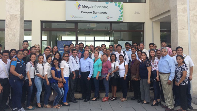 Ing. Guillermo León junto a los moradores del sector.