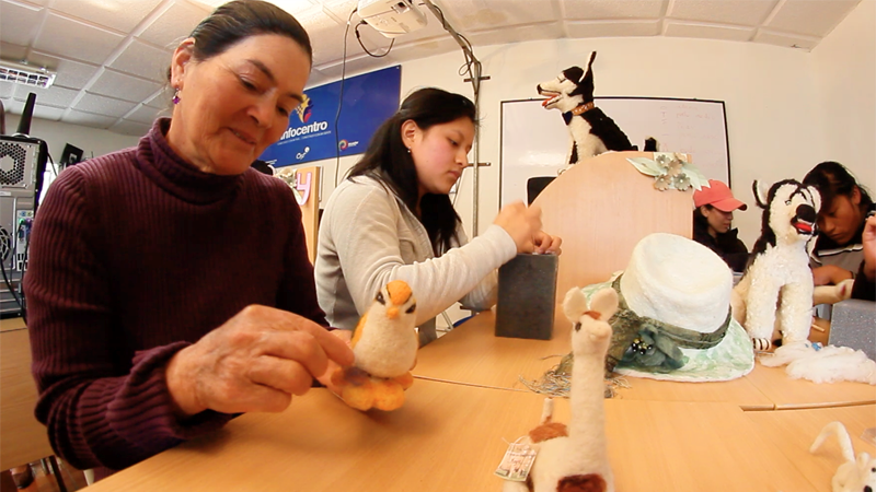 Usuarias del Infocentro Cuchil trabajando en sus emprendimientos de lana de borrego
