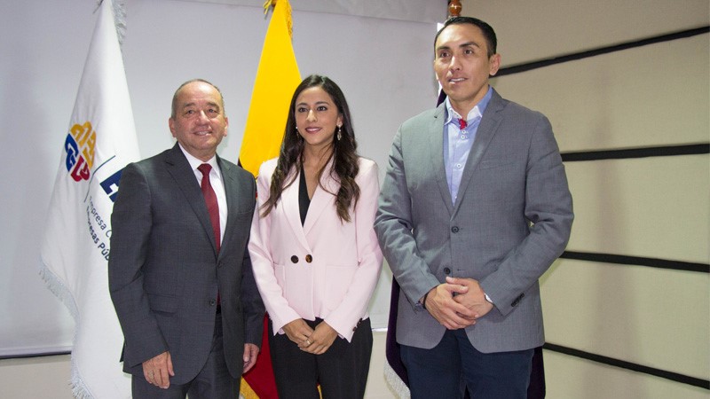 Ministro de Telecomunicaciones y de la Sociedad de la Información, Ing Guillermo León; Gerente General de Correos del Ecuador, Mgs. María Dolores Bermeo y Gerente de EMCO, Edisson Garzón