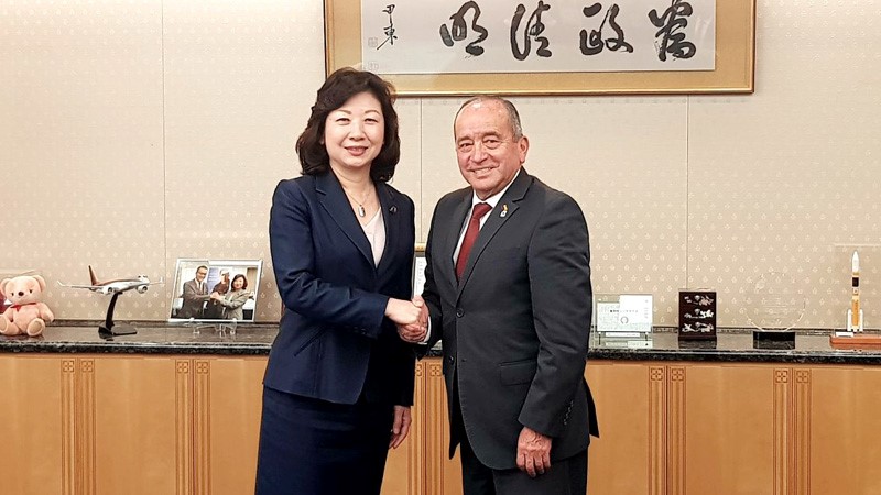 Ministra de Comunicaciones y Asuntos Internos, Seiko Noda, y el Ministro de Telecomunicaciones y de la Sociedad de la Información, Guillermo León